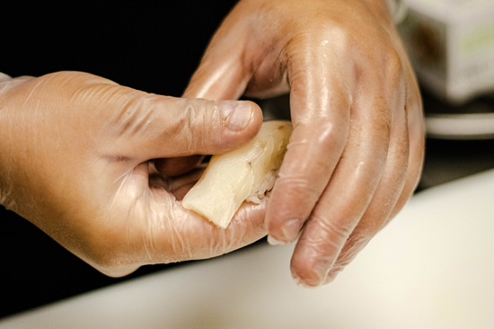 ¿Quieres aprender a elaborar nigiri de corvina? Aprende cómo en Ofelia Kitchen.