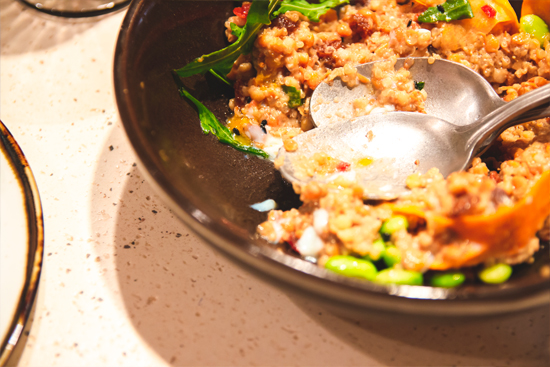 David Ariza presenta en exclusiva para Ofelia Kitchen esta ensalada de lentejas y quinoa.