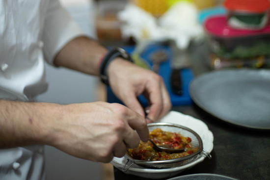 El chef Sergio Ramírez nos presenta una receta de escalibada de perdiz en la sección de cocina Ofelia Kitchen.
