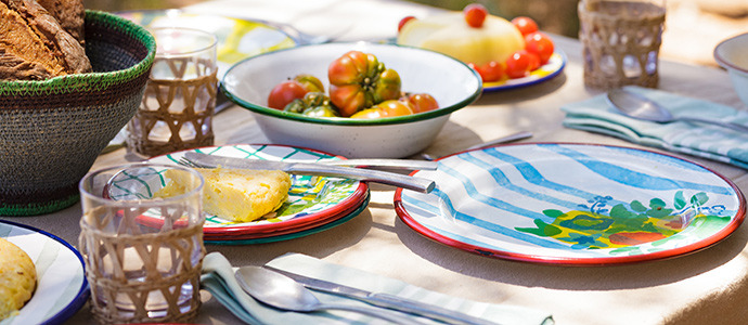 Enamel plates ready to make your cooking creations shine